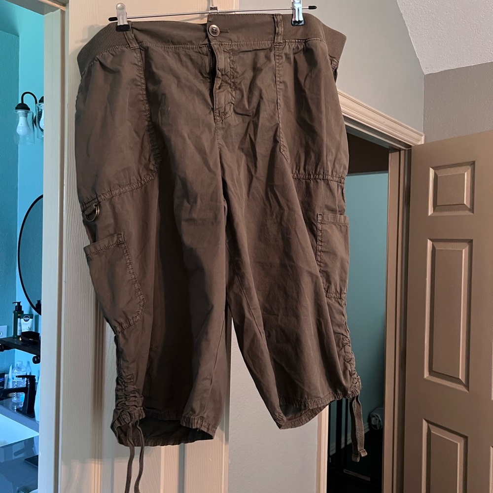 Evri 20w green capris